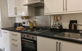 Berachah - Garden Apartment With Hot Tub Sleeps 6